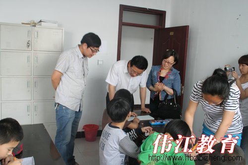 邯郸市残联副理事长刘军英来我校慰问自闭儿童 (2)